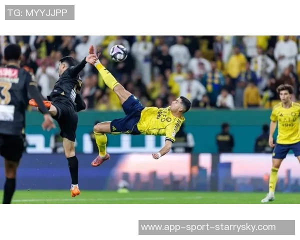 C罗精彩倒钩破门后队友热情为其戴帽子庆祝场面温馨 C罗精彩倒钩破门后队友热情为其戴帽子庆祝场面温馨