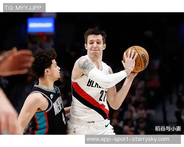 克雷伊奇初次亮相开拓者训练馆与新队友教练热情互动